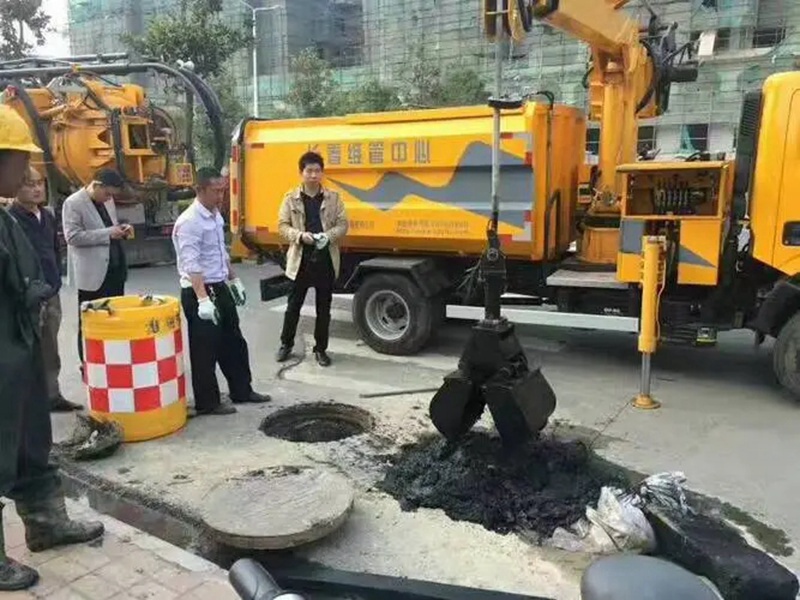 旺苍街道：网格员化身“清道夫”，为民解忧疏通“堵心”化粪池