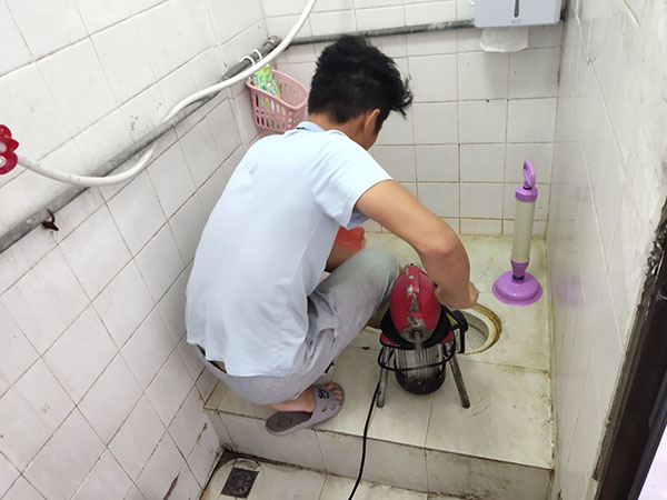 旺苍肥皂掉到马桶里把马桶堵住了怎么办？马桶堵住了怎么办