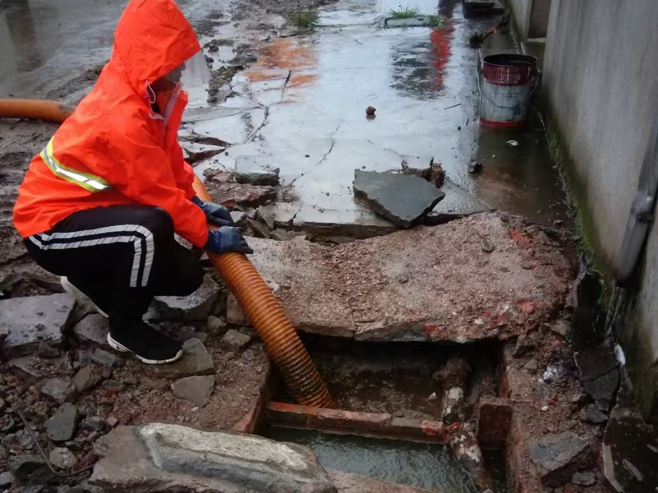 旺苍专业清理污水池 炜誉市政以规范流程守护城市 “肠道”