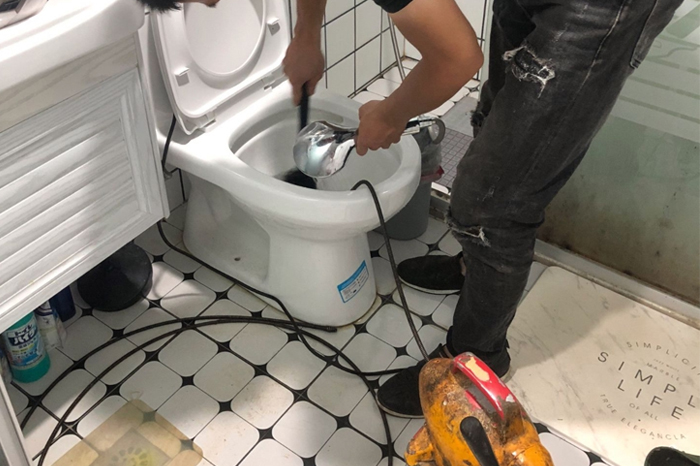 旺苍马桶堵塞自己疏通还是找师傅？专业上门服务让你省时更省心